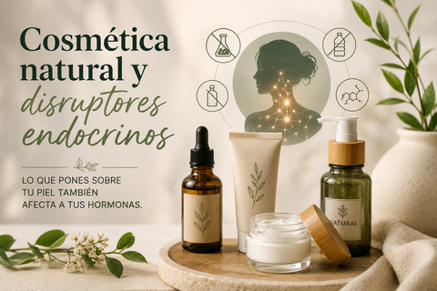 Productos de cosmética natural y símbolos de disruptores endocrinos tachados sobre fondo claro