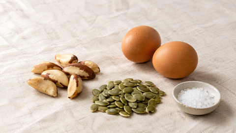 Nueces de Brasil, semillas de calabaza y anacardos sobre fondo claro, fuentes naturales de selenio y zinc.