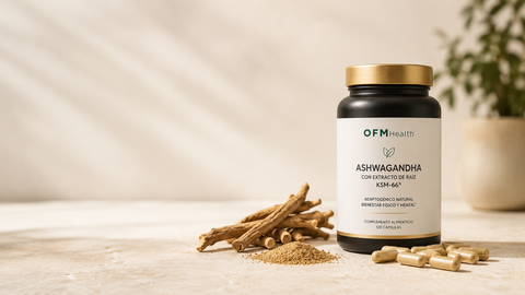 Bote de Ashwagandha KSM-66 de OFM Health junto a raíces y polvo de ashwagandha y cápsulas sobre fondo claro y cálido