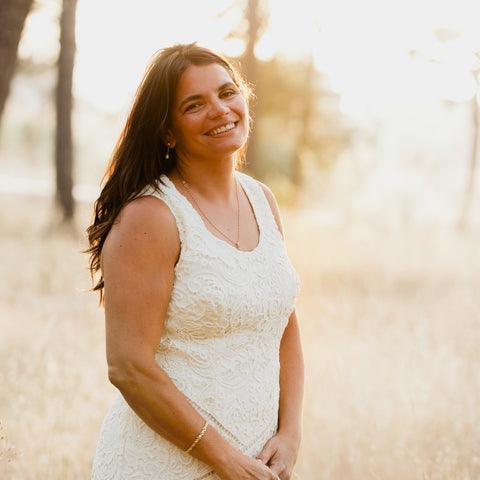 Dra. Odile Fernández, médica, fundadora y formuladora de OFM Health, en un pinar al atardecer